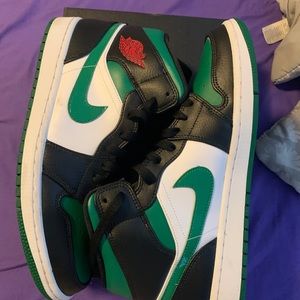 Green toe Jordan 1’s